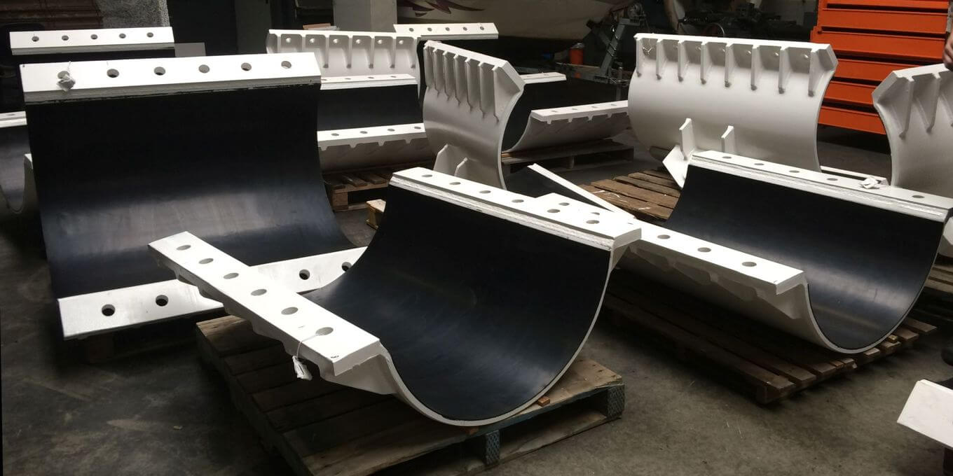 Buoyancy en riser clamps Pioneering Spirit met Ridderflex bekleding Buoyancy en riser clamps Pioneering Spirit met Ridderflex bekleding